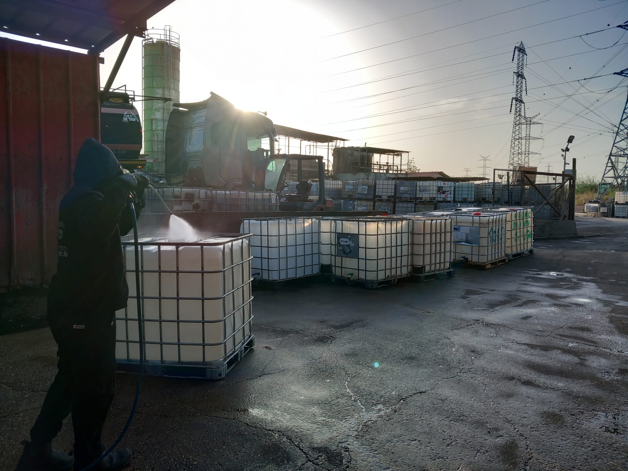 אריזות ומיכלי IBC במתקן